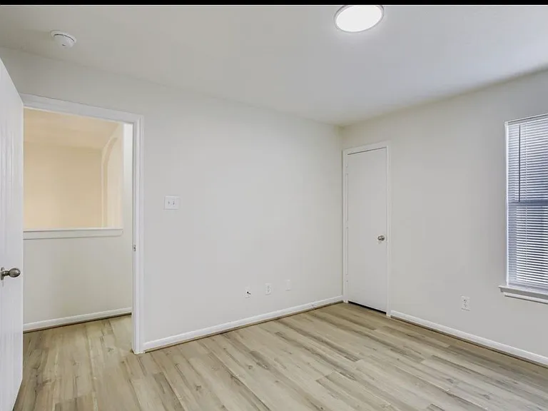 826 Forest Hillside Ln — Photo 4