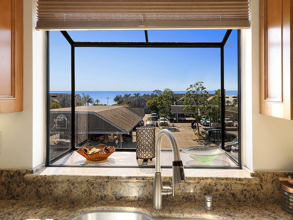 Upper end unit with GORGEOUS ocean views!