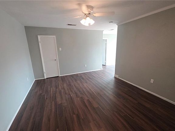 4th image of 2729 Longwood Dr