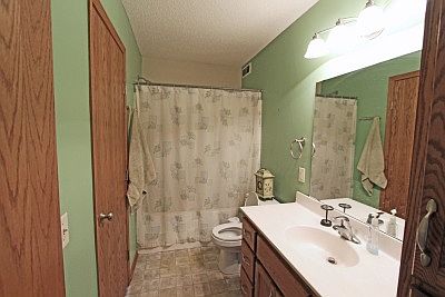 5th image of 220 Evergreen St E