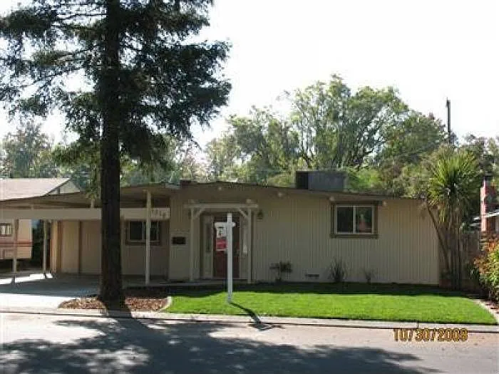 1318 Oakwood Dr photo 1