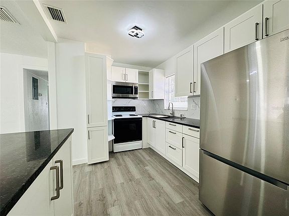 4th image of 136 LYNBROOK DRIVE