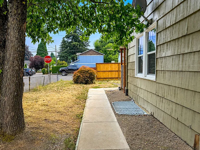 9327 NE Glisan St #1 — Photo 27