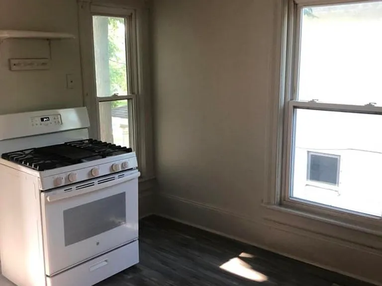 611 S Jackson St — Photo 14