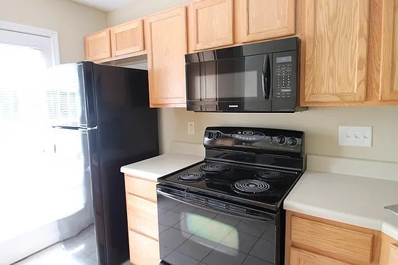 1425 Autumn Creek Ct — Photo 3