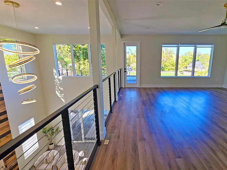 2475 Bay St — Photo 36