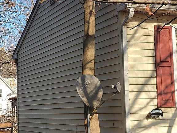 2nd image of 961 Ferry Rd