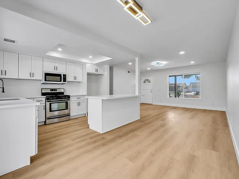1052 W Quince St — Photo 14