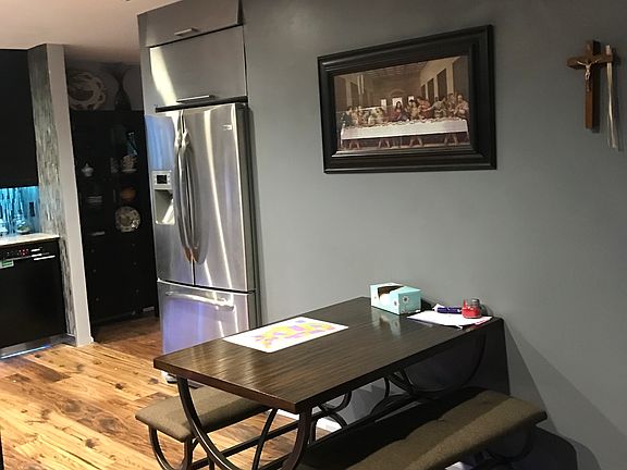 2nd image of 2910 Carnaby Ln
