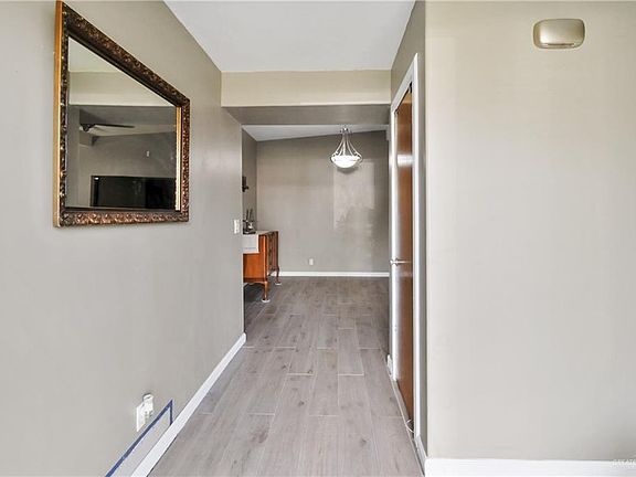 3rd image of 939 W Ellis Ave