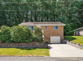 211 Hillside Dr, Zelienople, PA 16063