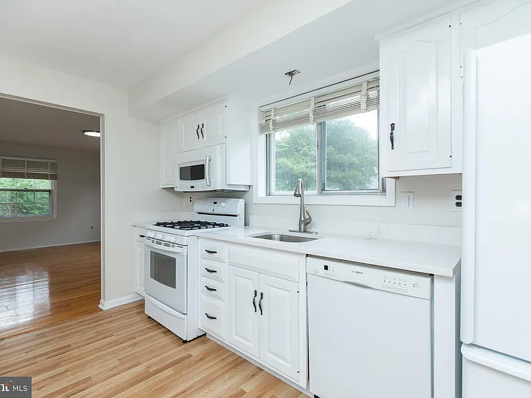410 Woodlawn Ave — Photo 11