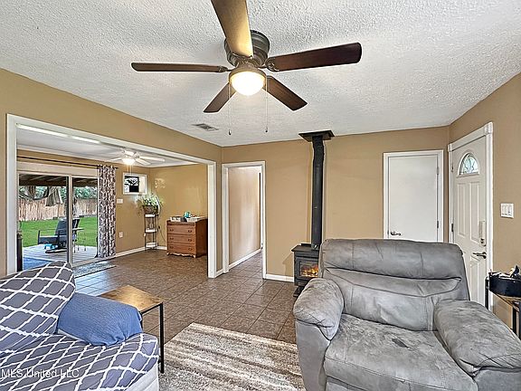 5th image of 214 W Pine Dr