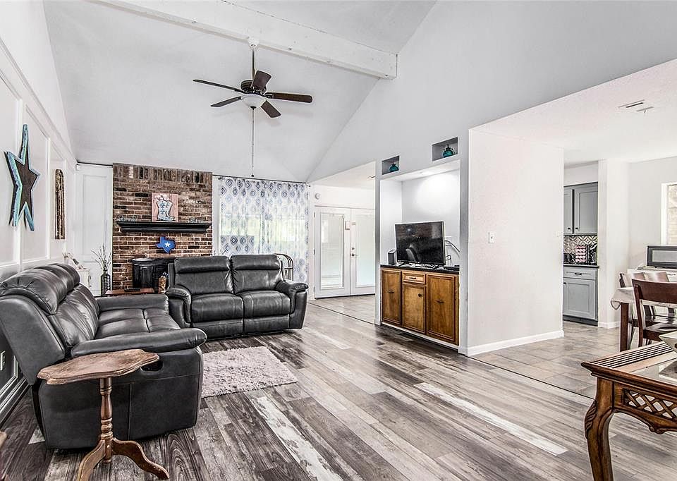 1st image of 206 Driftwood St