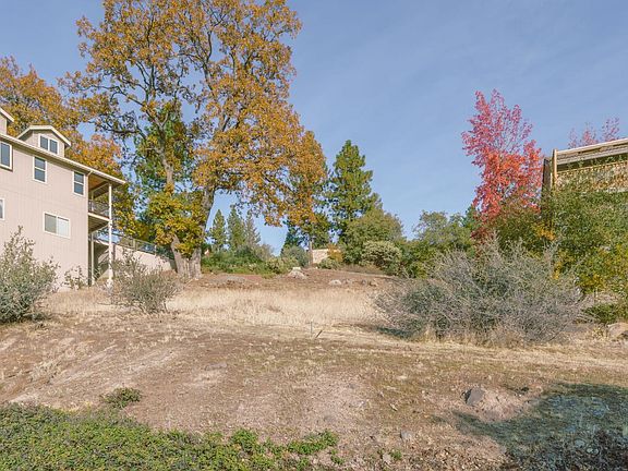 4th image of 838 Laurel Ln