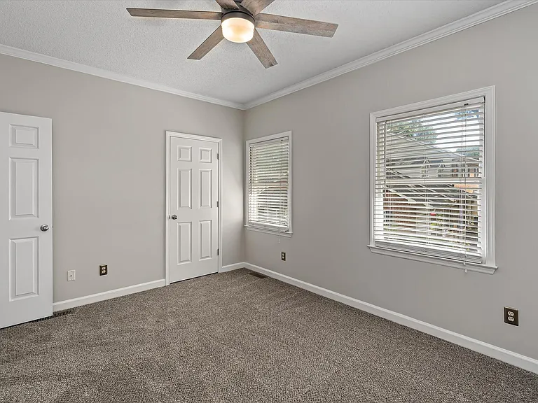 1810 Oakcrest Ct — Photo 25