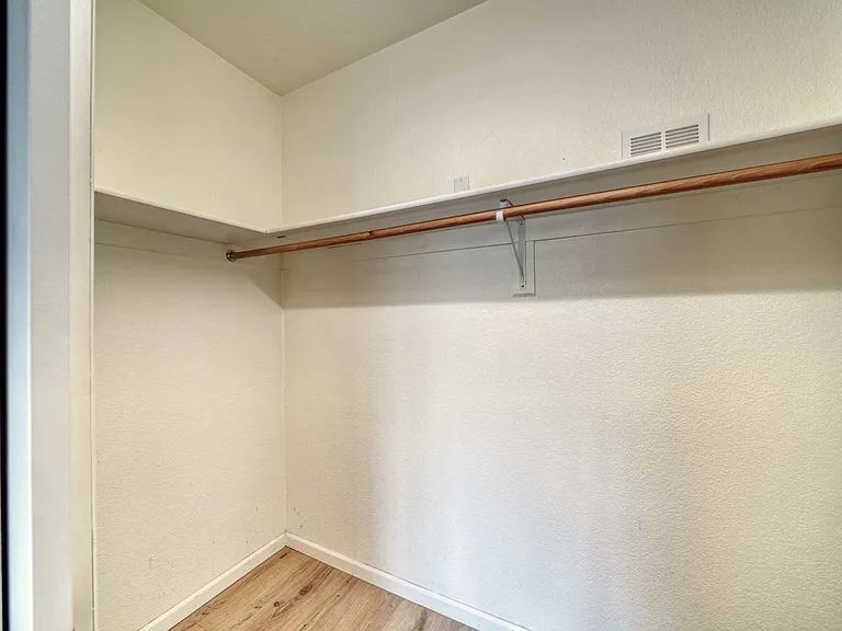 105 M And M Ln #2B — Photo 22