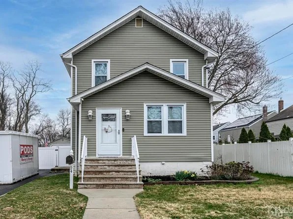 24 Billings St, Woodbridge, NJ 07095