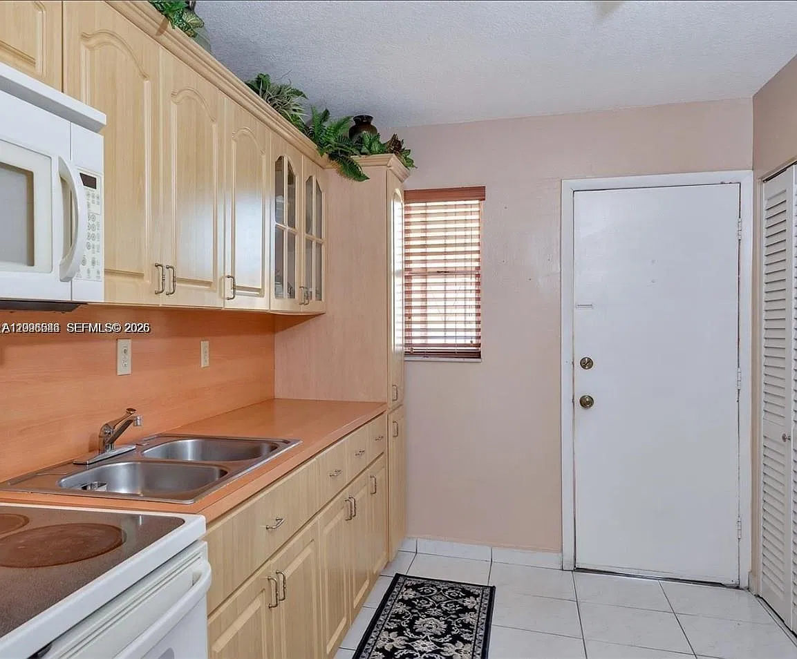 Westland Eden Condo Ii — Photo 1
