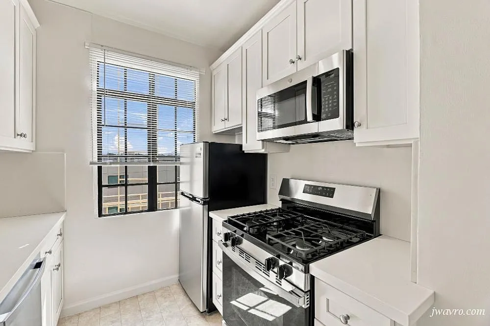 Must See Bright Spacious Top Floor Remodeled View 1bd! — Photo 1