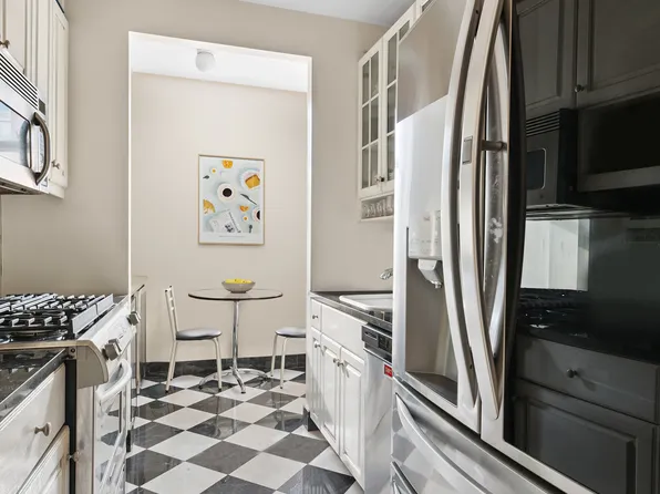 250 East 54th Street image 2 of 14