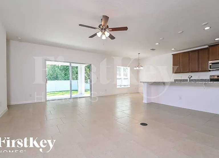 900 Avenal Ln — Photo 2