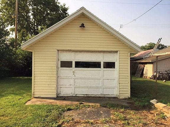 2nd image of 608 Redwood Ave