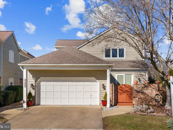 3126 Elmendorf Dr, Oakton, VA 22124