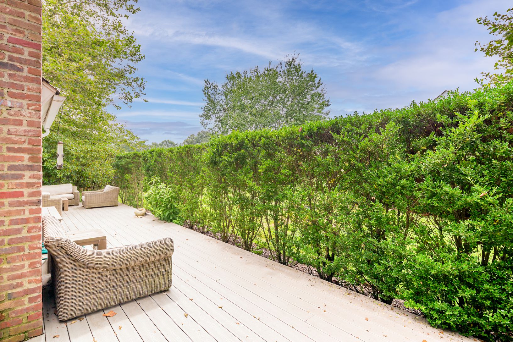 Over-sized wraparound deck