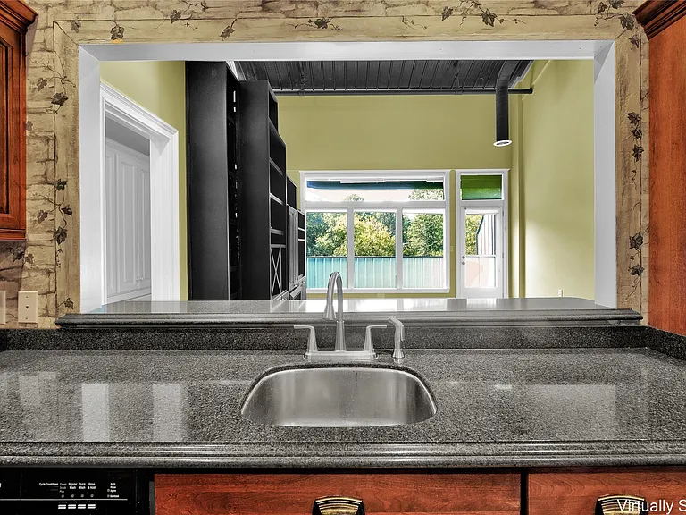 250 W Washington St #4 — Photo 5