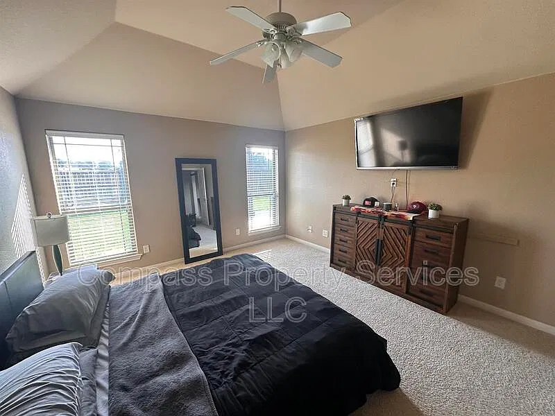 3 bed, 2.0 bath, 1566 sqft, $2,100 — Photo 4