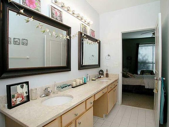 Large en-suite bathroom
