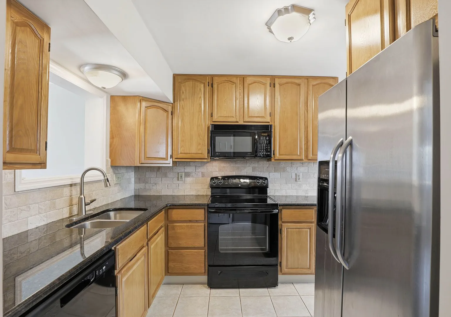 Stunning 3 Bedroom Townhome Available Now! — Photo 3
