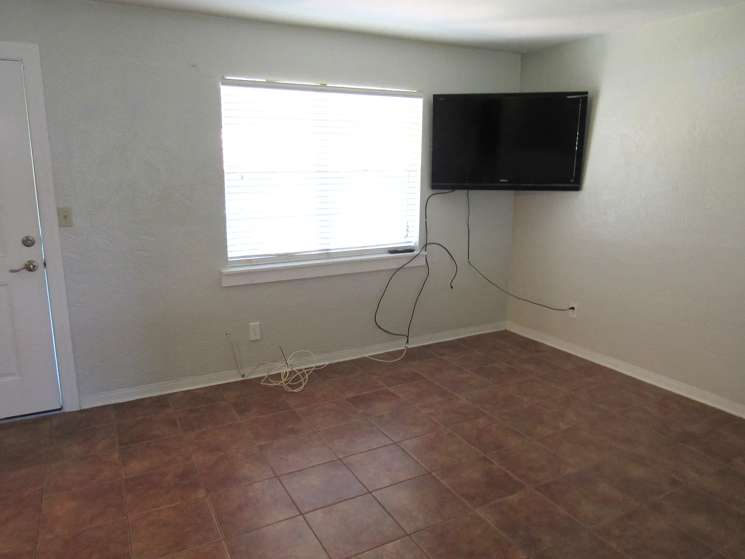 Beachside - 1 Bed, 1 Bath, 1 Block From The Beach, $1,500/Mo. — Photo 3