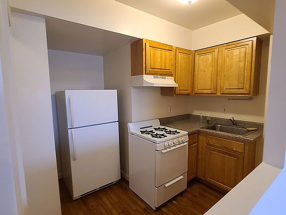 4th image of 2520 Crescent St APT 3C