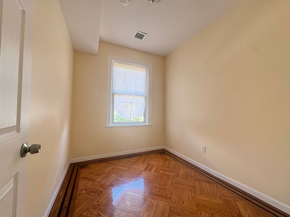 2nd image of 198 Danforth Ave APT 3