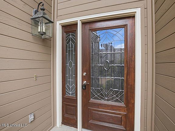 5th image of 15 Charleston Cir