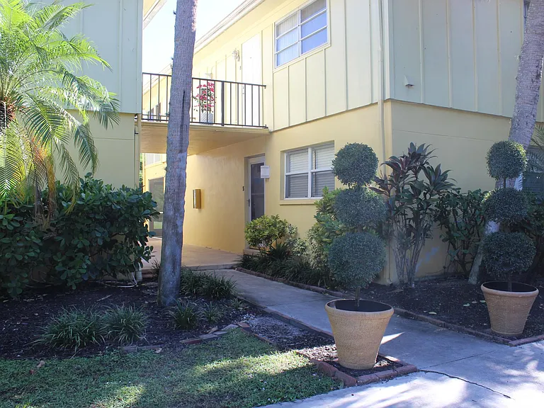 Front entry steps away from parking