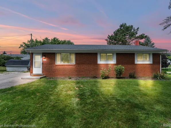 1324 Red Barn Dr, Oxford, MI 48371