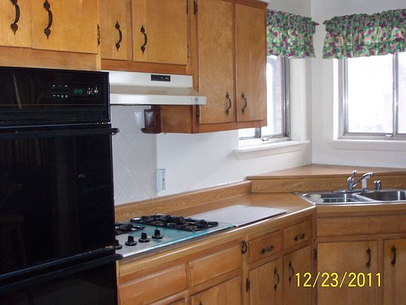 KITCHEN WITH LOTS OF STORAGE