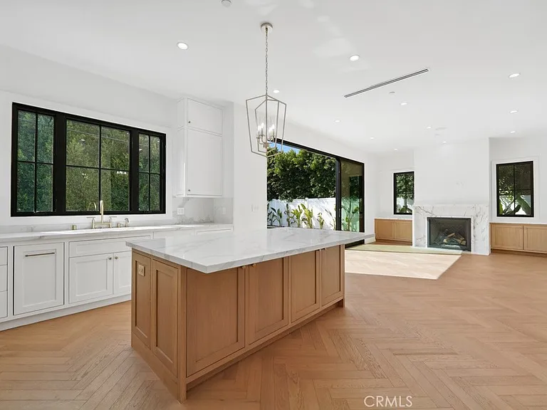 4539 Longridge Ave — Photo 4