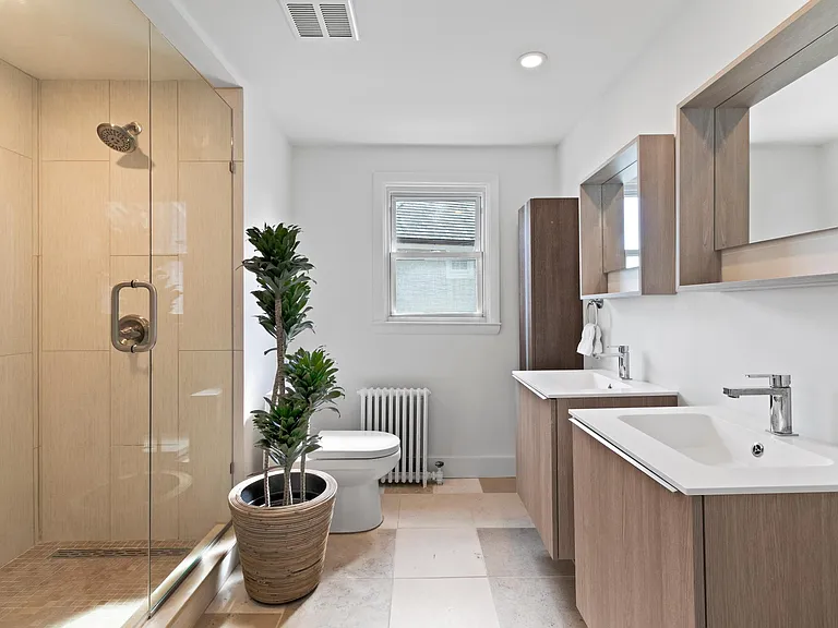 Full bath upstairs