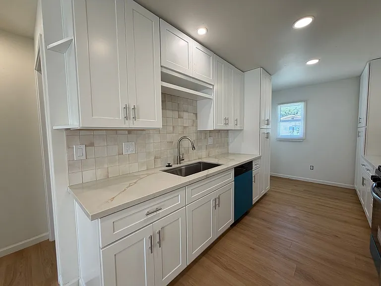 219 S G St — Photo 16