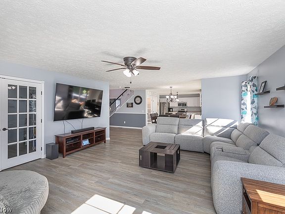 2nd image of 989 Woodfield Ln