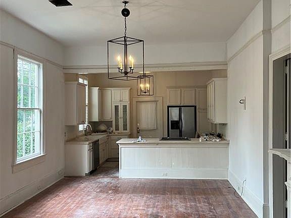 3rd image of 900 Fern St