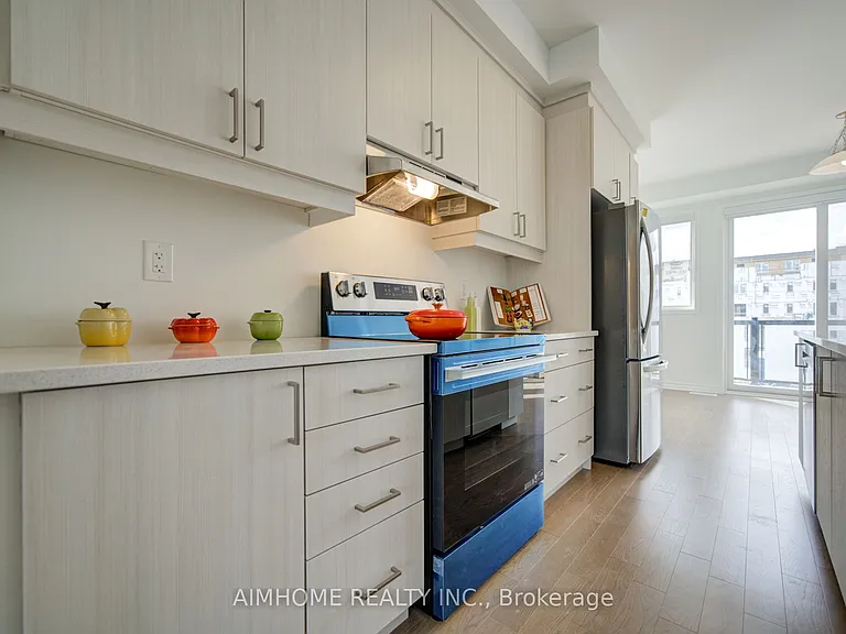 60 Avani Ave — Photo 4