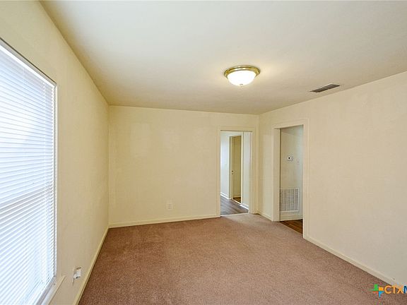 4th image of 240 E North St