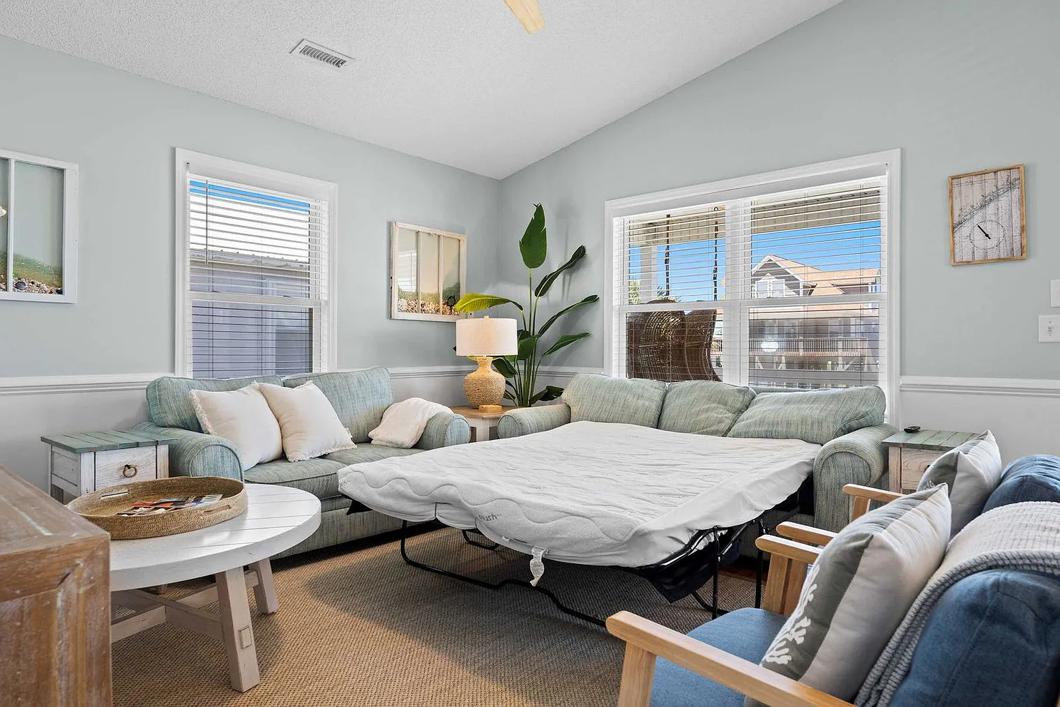 3 bed, 2.0 bath, 1302 sqft, $4,562 — Photo 3