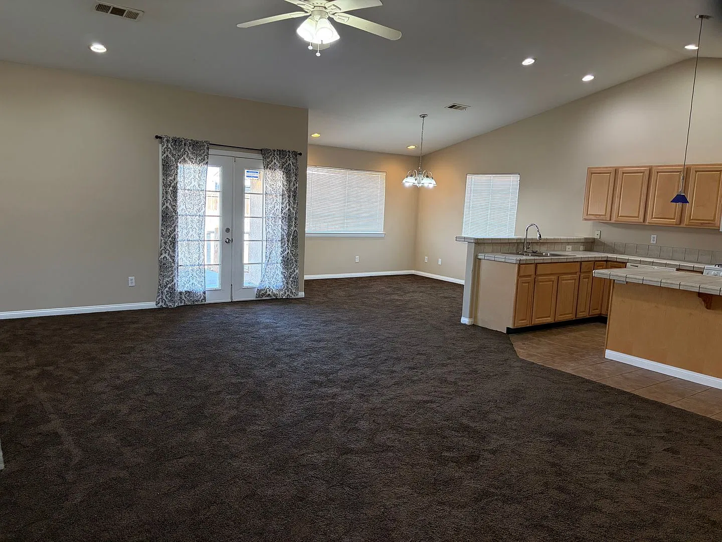 Spacious 3 bdrm/2 bath Home w/Large Primary Suite & Fenced Yard $1800 Monthly Rent — Photo 3