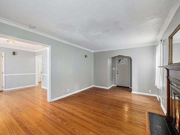Living Room of 2904 W 51st Street